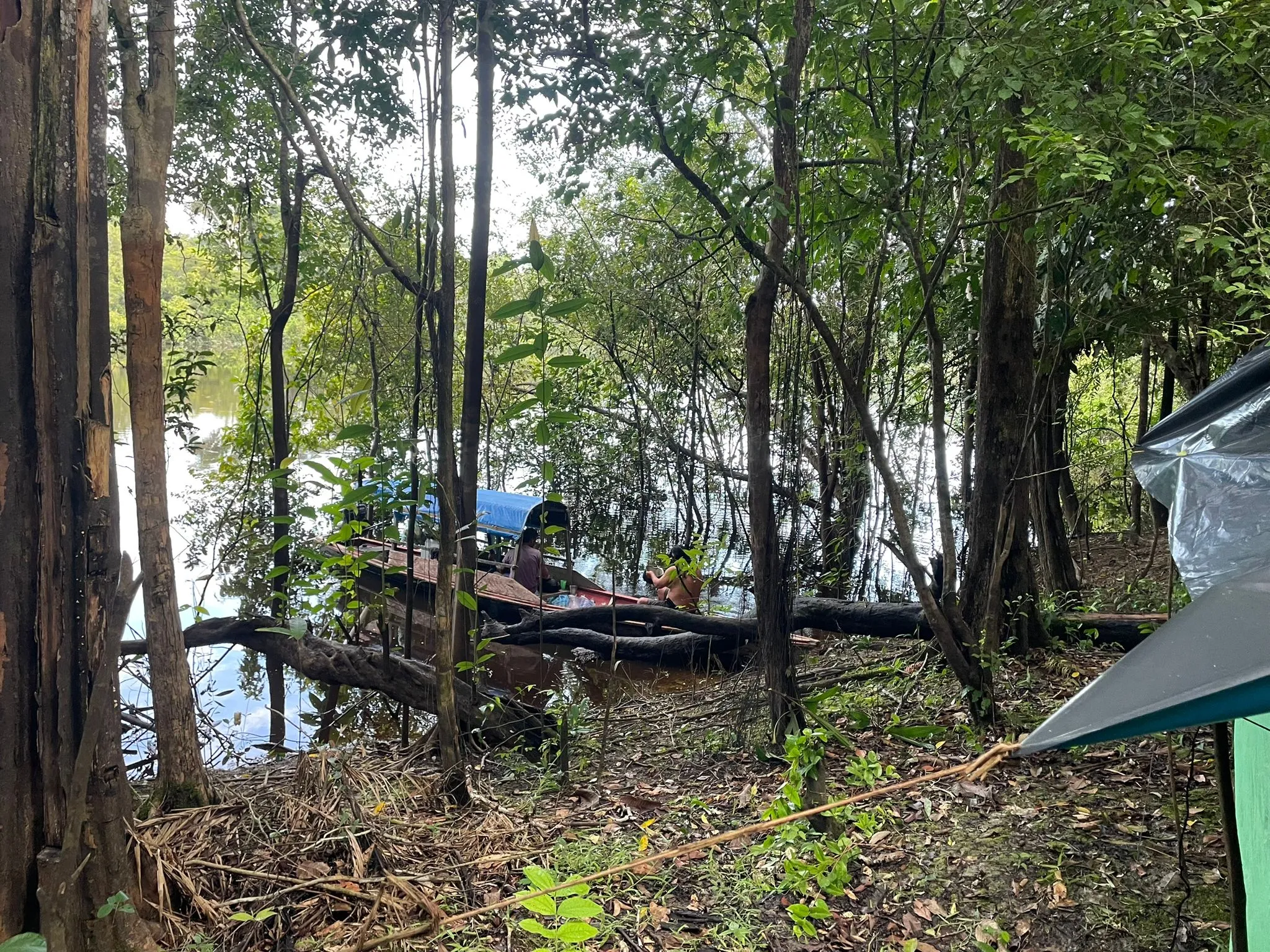 Barco navegando no rio Amazonas